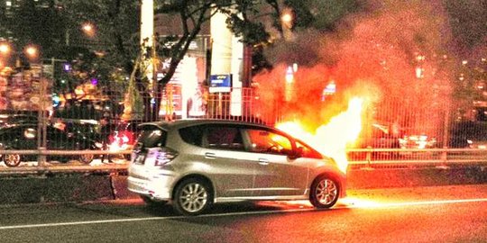 Ada Honda Jazz terbakar, tol dalam kota arah Cawang ditutup