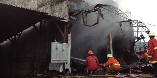 Pemukiman di belakang Bioskop Grand Senen dilalap si jago merah