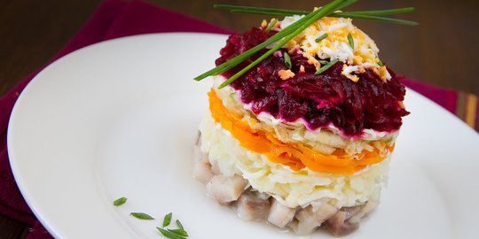 Herring bermantel bulu, kekhasan salad ikan dari Rusia