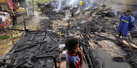 Gubuk liar warga di Tanah Abang dibakar Satpol PP