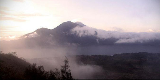 Batur, kombinasi panorama gunung dan danau yang menakjubkan