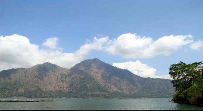 Batur kombinasi panorama gunung dan danau yang 