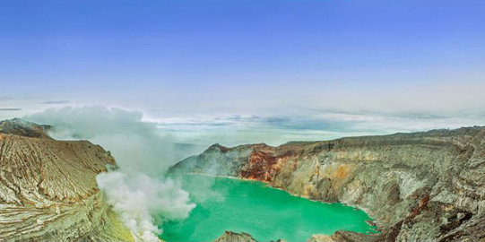 Menyibak keindahan api biru alami di Kawah Ijen