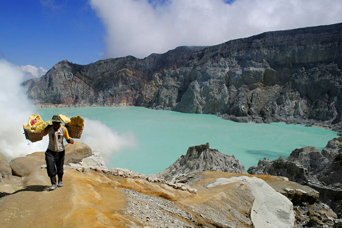 menyibak keindahan api biru alami di kawah ijen