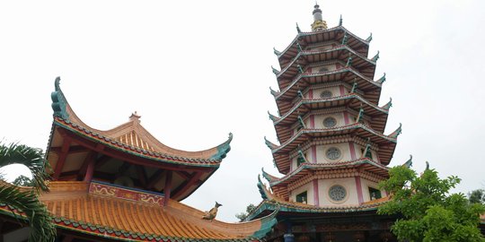 Menjelajahi pagoda tertinggi di Indonesia