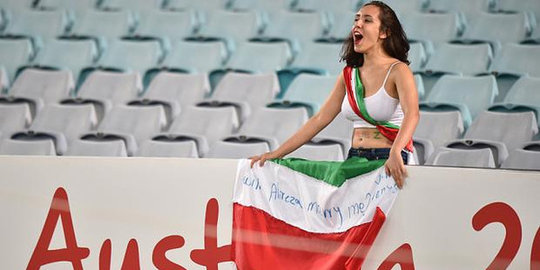 Pesepakbola Iran dilarang foto selfie dengan penggemar perempuan