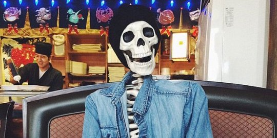 Skellie, kerangka manusia yang ngetop di Instagram