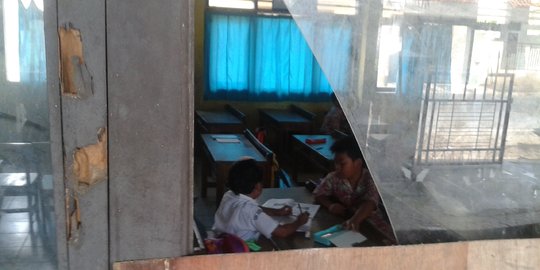4.105 Ruang sekolah di Banten rusak parah