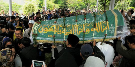 Suasana pemakaman Bob Sadino di TPU Jeruk Purut