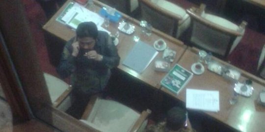 Jamal Mirdad kepergok merokok di ruang rapat DPR