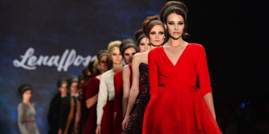 Aksi model-model cantik berlenggang di Mercedes-Benz Fashion Week