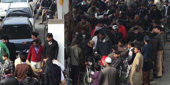 Begini antrean BBM di Pakistan yang tak jauh beda dengan Indonesia