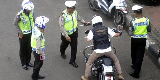 Pemotor Harley ini arogan, pelat bodong, tak ada SIM, tipu polisi