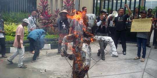 Demo minta Kajati DIY dicopot, warga bakar orang-orangan sawah