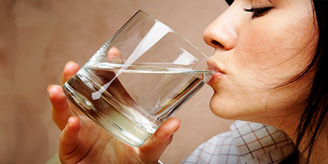 Ilustrasi minum air putih