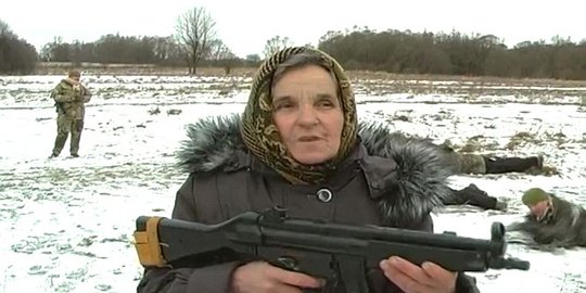 Nenek Ukraina ikut latihan militer, dijuluki 'sang penghukum'