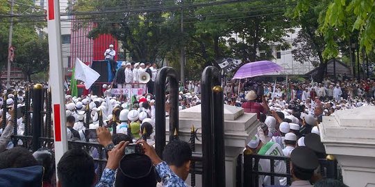 Perlawanan FPI ke Ahok dari meja hijau