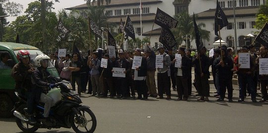 Demo, HTI minta pembuat majalah Charlie Hebdo dihukum mati