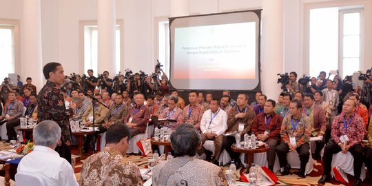 Jokowi beri pengarahan kepada bupati se-Sumatera di Istana Bogor