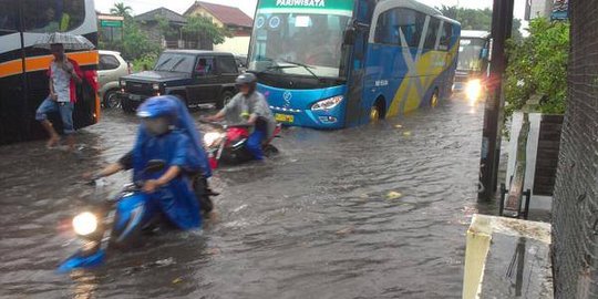 Hujan sejak pagi, Jakarta dikepung banjir hingga setinggi 80 cm