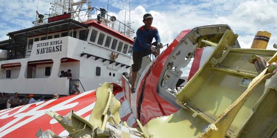 Badan AirAsia QZ 8501 ditemukan, 5 jenazah dievakuasi