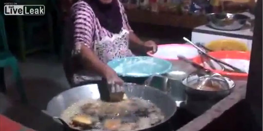 Kebal minyak panas, ibu Indonesia ini bikin netizen sejagat melongo