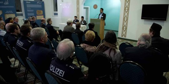 Rayakan Tahun Baru, Ahmadiyah Jerman undang polisi & biksu ke masjid