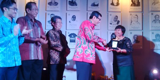 Menkum HAM serahkan Yap Thiam Hien Award 2014 kepada Anis Hidayah