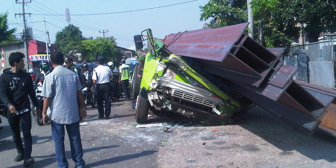 Tengah malam tiga truk  terlibat kecelakaan di Tol Pondok 