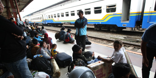 Kereta api Depok-Jatinegara berhenti di Kampung Bandan karena banjir