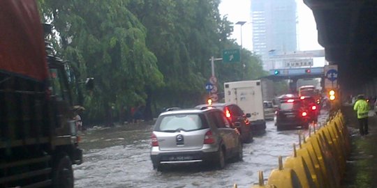 Banjir di Jalan Yos Sudarso, motor masuk Tol Sunter