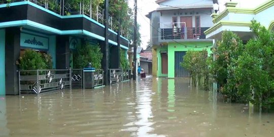 Diguyur hujan, daerah Gondrong Petir Tangerang banjir 1 meter