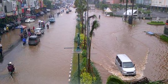 Kali Sunter jebol, Jl Yos Sudarso banjir, Kelapa Gading lumpuh