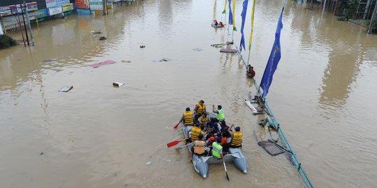 Banjir rendam Kelapa Gading, para sopir angkot menjerit