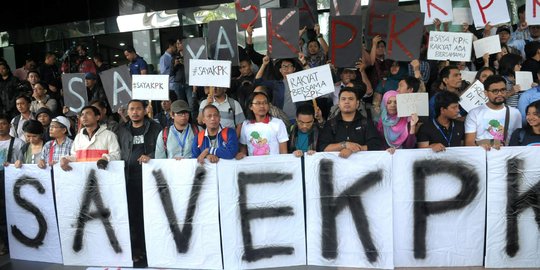 Massa antikorupsi barikade Gedung KPK dari serangan Polri