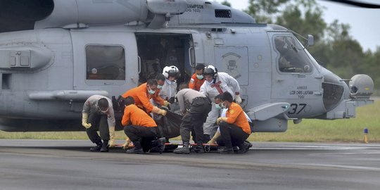 Tiba di Surabaya, 10 jenazah korban AirAsia diberi label ulang