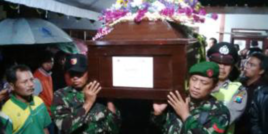 Tangis sedih iringi pemakaman jenazah korban AirAsia di Kediri