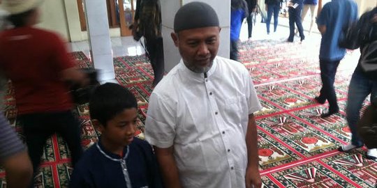 Dibebaskan polisi, Bambang salat zuhur di masjid ajak si bungsu