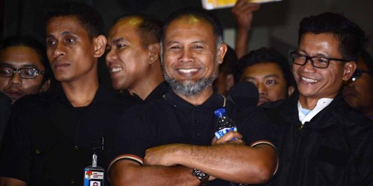 Senyum semringah Bambang Widjojanto usai dilepas Bareskrim Polri