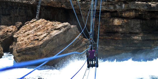 Menguji adrenalin dengan naik gondola di atas laut Gunungkidul