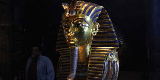 Patah, jenggot topeng Raja Tutankhamun diperbaiki pakai lem murahan