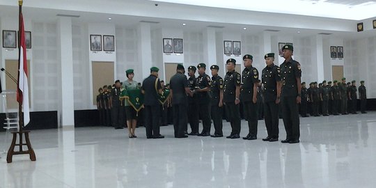 Tangkap penjahat & bertaruh nyawa, 8 Prajurit TNI AD naik pangkat