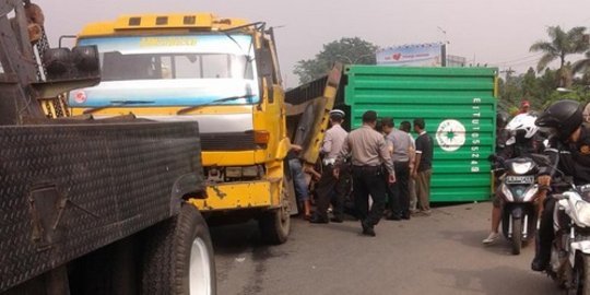  Truk  berbobot 30 ton terguling jalan Cakung Bekasi macet 