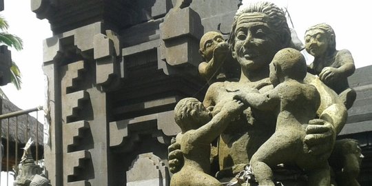 Patung Men Brayut dicuri, ritual minta anak di Pura Dalem sepi