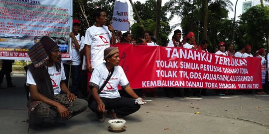 Tuntut tutup perusahaan perusak Danau Toba, warga bakar kemenyan