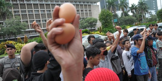 Puluhan demonstran bawa telur tolak izin ekspor tambang Freeport