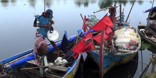 3 Jam terombang-ambing ombak di tengah laut, ayah & anak selamat