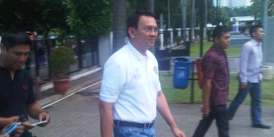 Ahok heran di tengah-tengah sungai berdiri permukiman warga