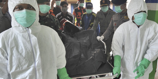 Jasad Djarot korban AirAsia dikenali dari tato bunga & jam Rolex