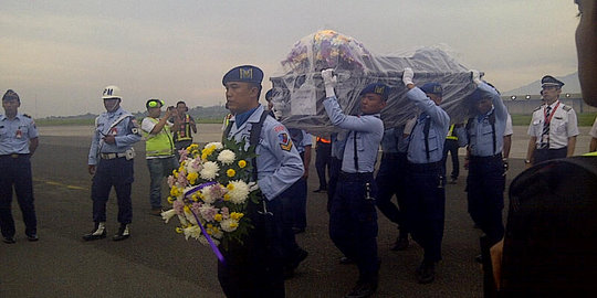 Tiba di Bandung, jasad Wanti disambut isak tangis pramugari AirAsia